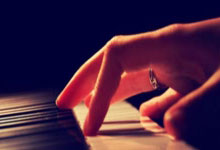 C7:柯洁发视频完成AI任务 在西湖大喊AlphaGo这局不算.